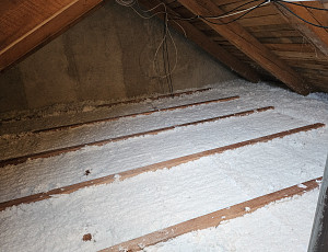 Zateplení stropu rodinného domu pomocí foukané izolace